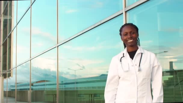 Genç Bayan Doktor Hastanenin Önünde Kameraya Bakarken Kollarını Kavuşturuyor — Stok video