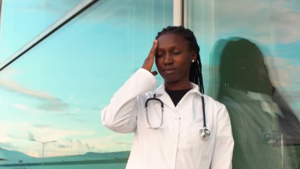Jonge Vrouwelijke Arts Lijden Stress Angst Voorkant Van Een Ziekenhuis — Stockvideo