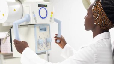 Röntgen Makinesi kullanan bir kadın doktor ya da hemşirenin elleri