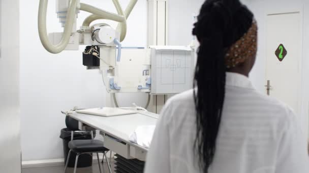 Νεαρή Γυναίκα Γιατρός Περπατά Μέσα Ένα Δωμάτιο Ακτίνων — Αρχείο Βίντεο