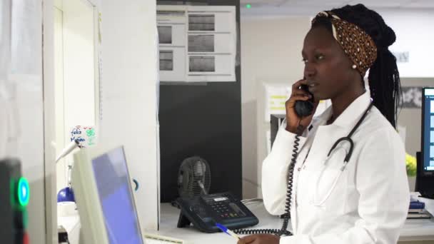 Молода Жінка Лікар Розмовляє Телефону Своєму Офісі — стокове відео