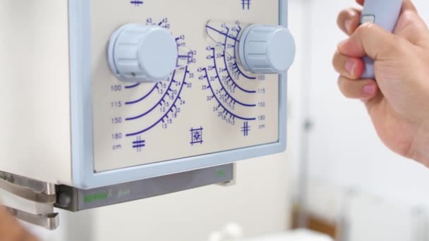Röntgen Makinesi Kullanan Bir Kadın Doktor Hemşirenin Elleri — Stok video