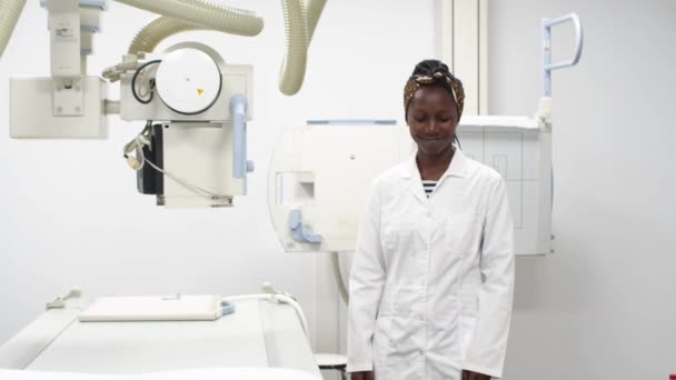 Junge Ärztin Einem Röntgenraum Die Arme Verschränkt Während Sie Die — Stockvideo
