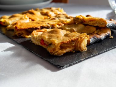 Değişik deniz tarağı turtası. Geleneksel Galiçya yemekleri. Empanada de Zamburias