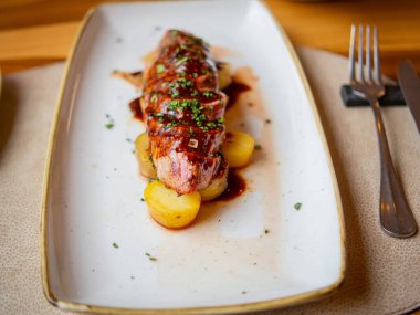 Lüks bir restoranda patates kızartması.