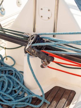 Yelkenlinin Yakın Çekimi Beyaz Yat Güvertesi Arkaplanında Renkli Halatlar ve Makara Sistemi