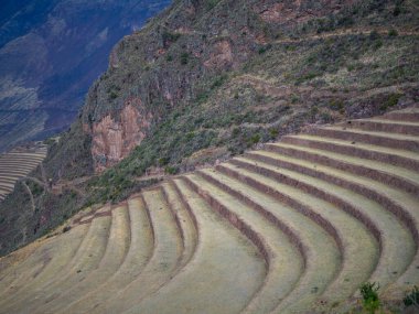 Peru 'daki kutsal Pisac vadisine geniş bir bakış açısı.