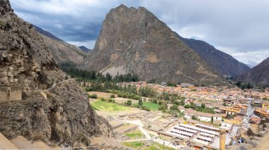 Peru 'nun kutsal vadisi Ollantaytambo' yu çevreleyen dağların manzarası.