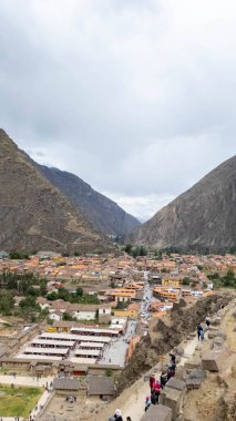 Peru 'nun kutsal vadisi Ollantaytambo' yu çevreleyen dağların manzarası.
