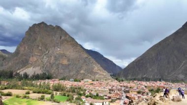 Peru 'nun kutsal vadisi Ollantaytambo' yu çevreleyen dağların manzarası.