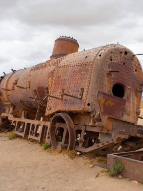 Bolivya 'daki Uyuni tren mezarlığında terk edilmiş eski bir lokomotif treni.