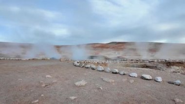 Bolivya 'daki Uyuni tuz düz gayzerinin gaz menfezleri