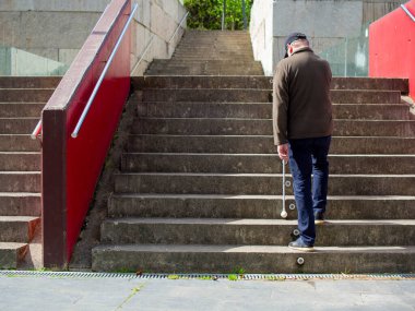 Kör adam parka çıkmak için rehber bastonunu kullanıyor.