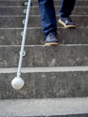 Top yarışının ayrıntıları. Kör bir adamın kullandığı beyaz bastonun aşırı formda ucu.