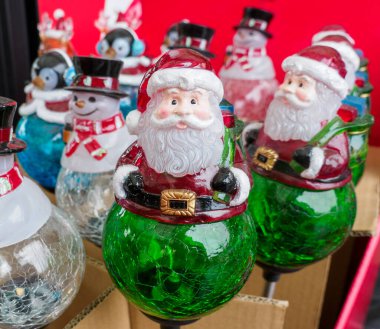 Noel Baba, Kar Adam figürünün yanında.