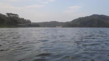 Wave Water Flow 'un göldeki görüntüsü. Doğa Belgesi. 'Waduk Sermo', Kulonprogo, Yogyakarta, Endonezya