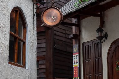 Sleman, Yogyakarta, Endonezya 'daki Bhumi Merapi turist merkezindeki binanın yakın fotoğrafını çek..