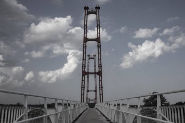 Kumala Adası Kızıl Köprüsü, Tenggarong City 'deki turizm merkezlerinden Kutai Kartanegara Regency' e, yani Kumala Adası 'na erişim sağlar..