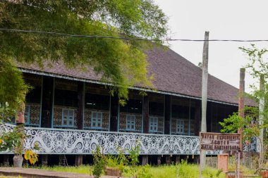 Dayak Deneyim Merkezi Kutai Kartanegara, Dayak kabilesinin tipik güzel oymaları olan bir Dayak kabilesi..