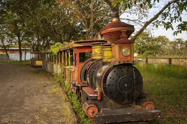 Yol Kenarına Bırakılmış Hasar Görmüş Bir Mini Tren — Stok fotoğraf