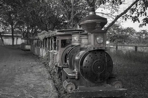 Ένα Μίνι Τρένο Που Είναι Κατεστραμμένο Και Εγκαταλειμμένο Στην Άκρη — Φωτογραφία Αρχείου