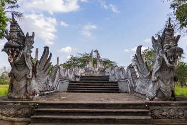 Kumala Adası 'ndaki Lembuswana tapınak binaları ve heykelleri hâlâ güzellikleri ve temizlikleriyle korunuyor..