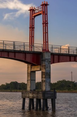 Kumala Adası Kızıl Köprüsü, Tenggarong City 'deki turizm merkezlerinden Kutai Kartanegara Regency' e, yani Kumala Adası 'na erişim sağlar..