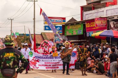 Doğu Kalimantan, Endonezya 24 Ağustos 2023: Reog, wayang, çizgi film karakterleri, kahramanlar, hayaletler, danslar, geleneksel / kabile kıyafetleri ve Tenggarong Seberang 'daki diğer çeşitli gösterilerle canlandırılan karnaval.