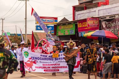 Doğu Kalimantan, Endonezya 24 Ağustos 2023: Reog, wayang, çizgi film karakterleri, kahramanlar, hayaletler, danslar, geleneksel / kabile kıyafetleri ve Tenggarong Seberang 'daki diğer çeşitli gösterilerle canlandırılan karnaval.