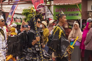 Doğu Kalimantan, Endonezya 24 Ağustos 2023: Reog, wayang, çizgi film karakterleri, kahramanlar, hayaletler, danslar, geleneksel / kabile kıyafetleri ve Tenggarong Seberang 'daki diğer çeşitli gösterilerle canlandırılan karnaval.