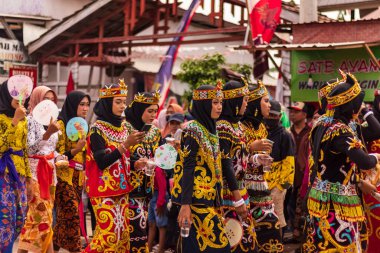 Doğu Kalimantan, Endonezya 24 Ağustos 2023: Reog, wayang, çizgi film karakterleri, kahramanlar, hayaletler, danslar, geleneksel / kabile kıyafetleri ve Tenggarong Seberang 'daki diğer çeşitli gösterilerle canlandırılan karnaval.