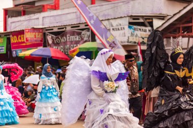 Doğu Kalimantan, Endonezya 24 Ağustos 2023: Reog, wayang, çizgi film karakterleri, kahramanlar, hayaletler, danslar, geleneksel / kabile kıyafetleri ve Tenggarong Seberang 'daki diğer çeşitli gösterilerle canlandırılan karnaval.