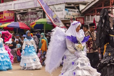Doğu Kalimantan, Endonezya 24 Ağustos 2023: Reog, wayang, çizgi film karakterleri, kahramanlar, hayaletler, danslar, geleneksel / kabile kıyafetleri ve Tenggarong Seberang 'daki diğer çeşitli gösterilerle canlandırılan karnaval.