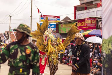 Doğu Kalimantan, Endonezya 24 Ağustos 2023: Reog, wayang, çizgi film karakterleri, kahramanlar, hayaletler, danslar, geleneksel / kabile kıyafetleri ve Tenggarong Seberang 'daki diğer çeşitli gösterilerle canlandırılan karnaval.