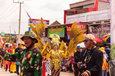 Doğu Kalimantan, Endonezya 24 Ağustos 2023: Reog, wayang, çizgi film karakterleri, kahramanlar, hayaletler, danslar, geleneksel / kabile kıyafetleri ve Tenggarong Seberang 'daki diğer çeşitli gösterilerle canlandırılan karnaval.