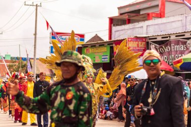 Doğu Kalimantan, Endonezya 24 Ağustos 2023: Reog, wayang, çizgi film karakterleri, kahramanlar, hayaletler, danslar, geleneksel / kabile kıyafetleri ve Tenggarong Seberang 'daki diğer çeşitli gösterilerle canlandırılan karnaval.