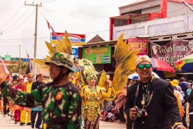 Doğu Kalimantan, Endonezya 24 Ağustos 2023: Reog, wayang, çizgi film karakterleri, kahramanlar, hayaletler, danslar, geleneksel / kabile kıyafetleri ve Tenggarong Seberang 'daki diğer çeşitli gösterilerle canlandırılan karnaval.