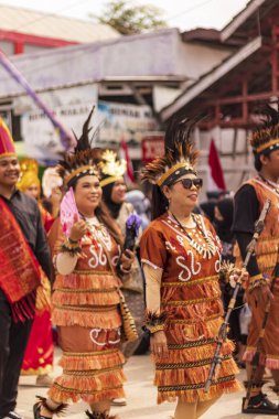 Doğu Kalimantan, Endonezya 24 Ağustos 2023: Reog, wayang, çizgi film karakterleri, kahramanlar, hayaletler, danslar, geleneksel / kabile kıyafetleri ve Tenggarong Seberang 'daki diğer çeşitli gösterilerle canlandırılan karnaval.