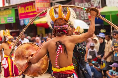 Doğu Kalimantan, Endonezya 24 Ağustos 2023: Reog, wayang, çizgi film karakterleri, kahramanlar, hayaletler, danslar, geleneksel / kabile kıyafetleri ve Tenggarong Seberang 'daki diğer çeşitli gösterilerle canlandırılan karnaval.