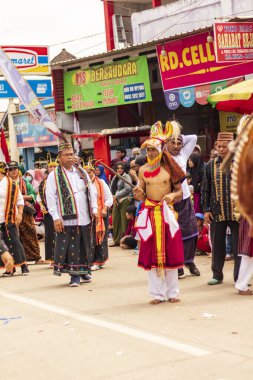 Doğu Kalimantan, Endonezya 24 Ağustos 2023: Reog, wayang, çizgi film karakterleri, kahramanlar, hayaletler, danslar, geleneksel / kabile kıyafetleri ve Tenggarong Seberang 'daki diğer çeşitli gösterilerle canlandırılan karnaval.