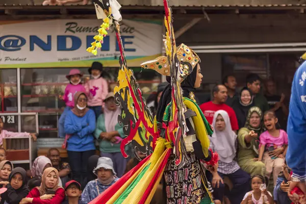 Doğu Kalimantan, Endonezya 24 Ağustos 2023: Reog, wayang, çizgi film karakterleri, kahramanlar, hayaletler, danslar, geleneksel / kabile kıyafetleri ve Tenggarong Seberang 'daki diğer çeşitli gösterilerle canlandırılan karnaval.