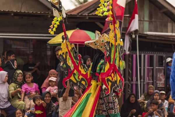 Doğu Kalimantan, Endonezya 24 Ağustos 2023: Reog, wayang, çizgi film karakterleri, kahramanlar, hayaletler, danslar, geleneksel / kabile kıyafetleri ve Tenggarong Seberang 'daki diğer çeşitli gösterilerle canlandırılan karnaval.