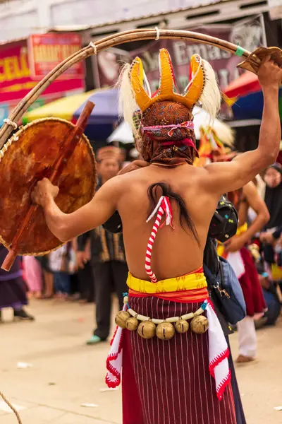 Doğu Kalimantan, Endonezya 24 Ağustos 2023: Reog, wayang, çizgi film karakterleri, kahramanlar, hayaletler, danslar, geleneksel / kabile kıyafetleri ve Tenggarong Seberang 'daki diğer çeşitli gösterilerle canlandırılan karnaval.