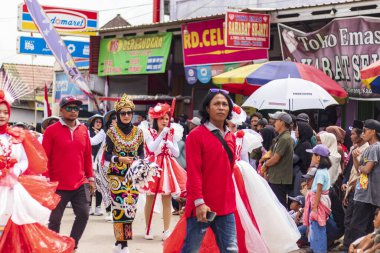 Doğu Kalimantan, Endonezya 24 Ağustos 2023: Reog, wayang, çizgi film karakterleri, kahramanlar, hayaletler, danslar, geleneksel / kabile kıyafetleri ve Tenggarong Seberang 'daki diğer çeşitli gösterilerle canlandırılan karnaval.