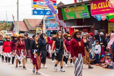 Doğu Kalimantan, Endonezya 24 Ağustos 2023: Reog, wayang, çizgi film karakterleri, kahramanlar, hayaletler, danslar, geleneksel / kabile kıyafetleri ve Tenggarong Seberang 'daki diğer çeşitli gösterilerle canlandırılan karnaval.
