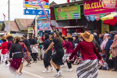 Doğu Kalimantan, Endonezya 24 Ağustos 2023: Reog, wayang, çizgi film karakterleri, kahramanlar, hayaletler, danslar, geleneksel / kabile kıyafetleri ve Tenggarong Seberang 'daki diğer çeşitli gösterilerle canlandırılan karnaval.