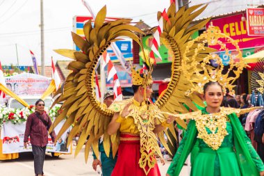 Doğu Kalimantan, Endonezya 24 Ağustos 2023: Reog, wayang, çizgi film karakterleri, kahramanlar, hayaletler, danslar, geleneksel / kabile kıyafetleri ve Tenggarong Seberang 'daki diğer çeşitli gösterilerle canlandırılan karnaval.