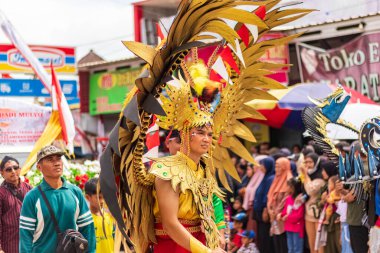 Doğu Kalimantan, Endonezya 24 Ağustos 2023: Reog, wayang, çizgi film karakterleri, kahramanlar, hayaletler, danslar, geleneksel / kabile kıyafetleri ve Tenggarong Seberang 'daki diğer çeşitli gösterilerle canlandırılan karnaval.