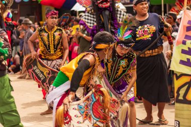 Doğu Kalimantan, Endonezya 24 Ağustos 2023: Reog, wayang, çizgi film karakterleri, kahramanlar, hayaletler, danslar, geleneksel / kabile kıyafetleri ve Tenggarong Seberang 'daki diğer çeşitli gösterilerle canlandırılan karnaval.