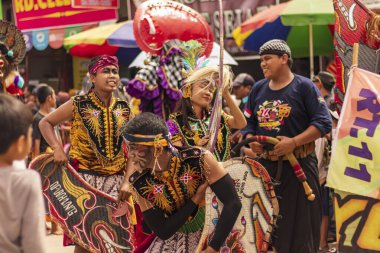 Doğu Kalimantan, Endonezya 24 Ağustos 2023: Reog, wayang, çizgi film karakterleri, kahramanlar, hayaletler, danslar, geleneksel / kabile kıyafetleri ve Tenggarong Seberang 'daki diğer çeşitli gösterilerle canlandırılan karnaval.